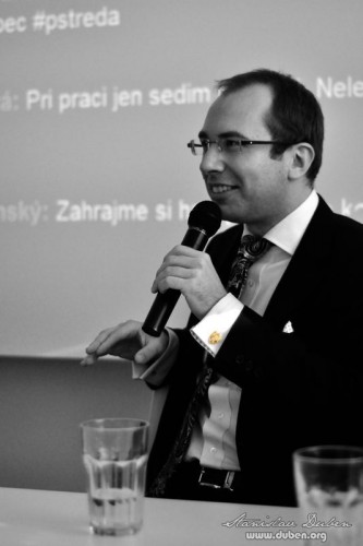 black-tie-nebo-black-hat-konflik