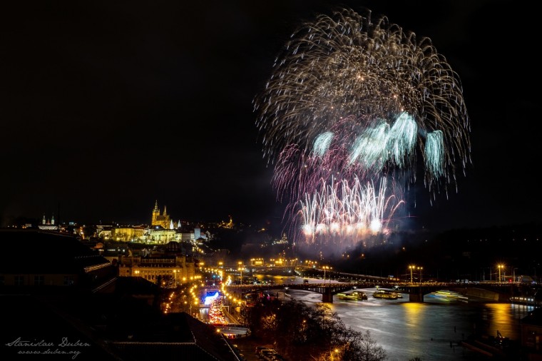 prazsky novorocni ohnostroj 2019 02