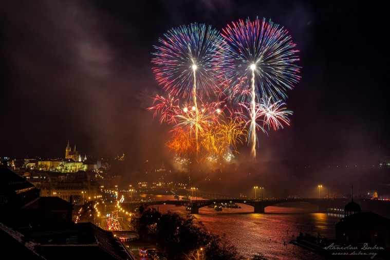 prazsky novorocni ohnostroj 2019 03
